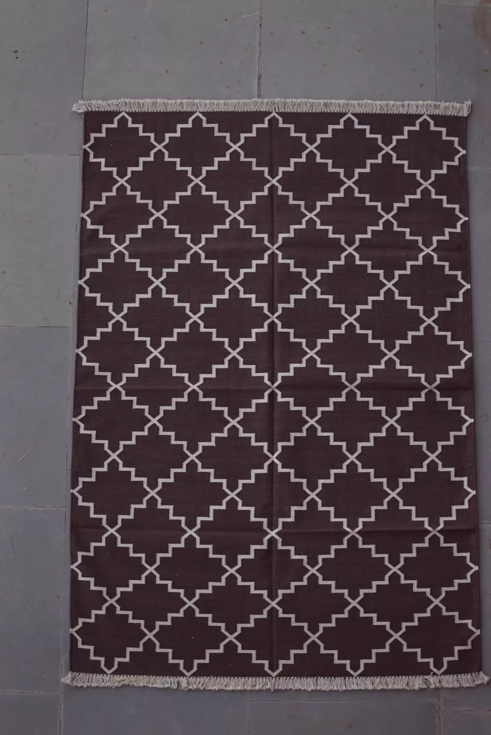 Dark Brown & Off-White Geometric Trellis Modern Rug, 4x6 ft | Rugmoda - Texture Detail dark brown cotton dhurrie rug flatweave texture