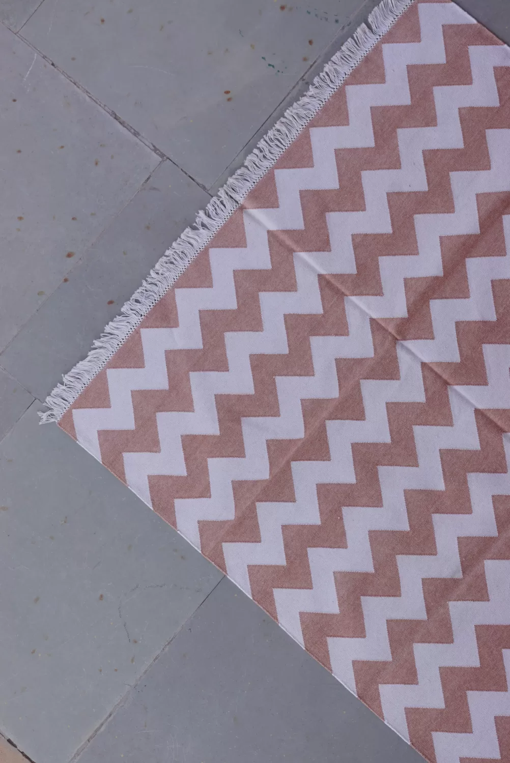 Modern Chevron Zigzag Beige Area Rug, 4x6 ft | Rugmoda - Texture Detail beige cotton dhurrie rug flatweave texture