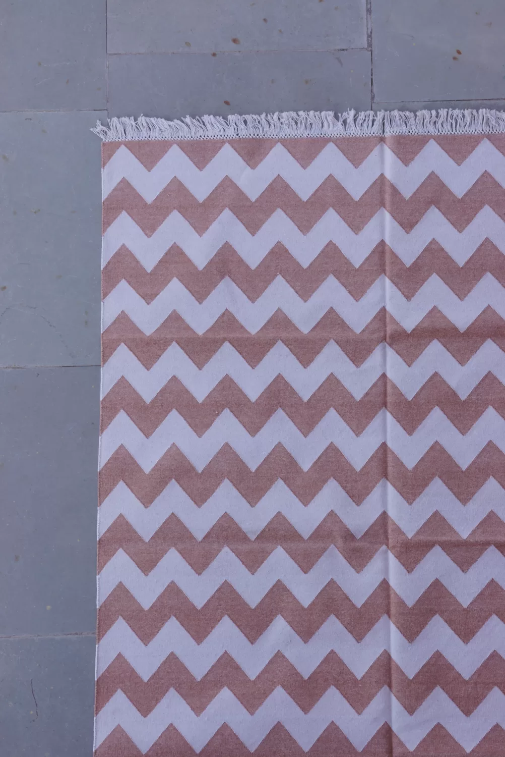 Modern Chevron Zigzag Beige Area Rug, 4x6 ft | Rugmoda - Reverse Side reversible beige cotton rug handmade Jodhpur