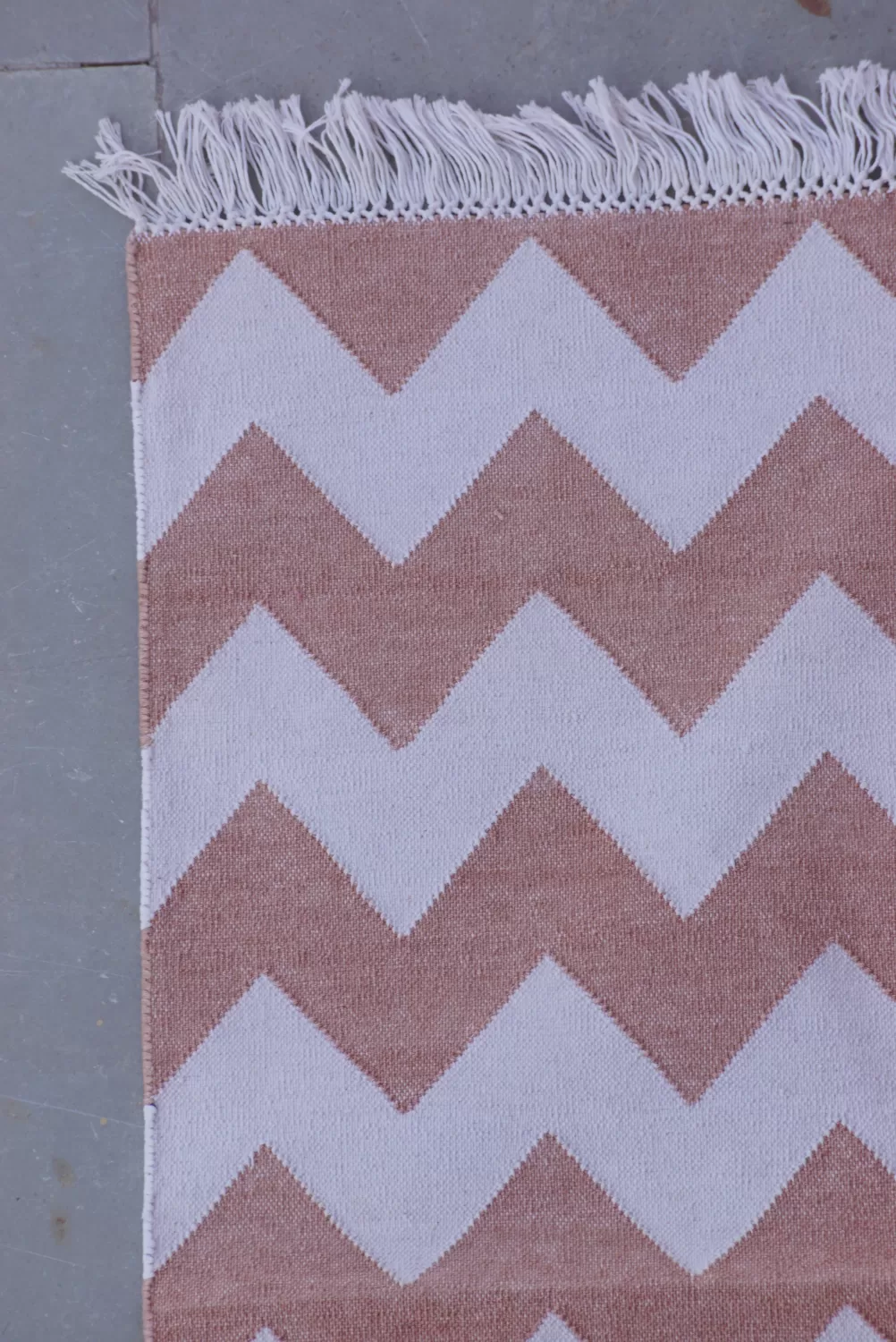 Modern Chevron Zigzag Beige Area Rug, 4x6 ft | Rugmoda - Lifestyle beige area rugs beige boho living room decor