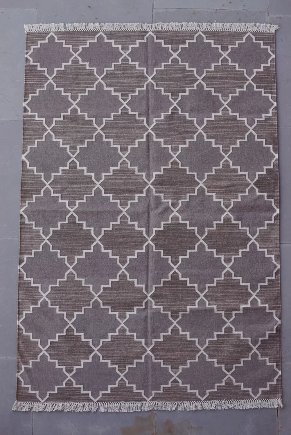 Handwoven Geometric Quatrefoil Grey Rugs 4x6 ft | Rugmoda - Main View grey rugs grey Rugmoda