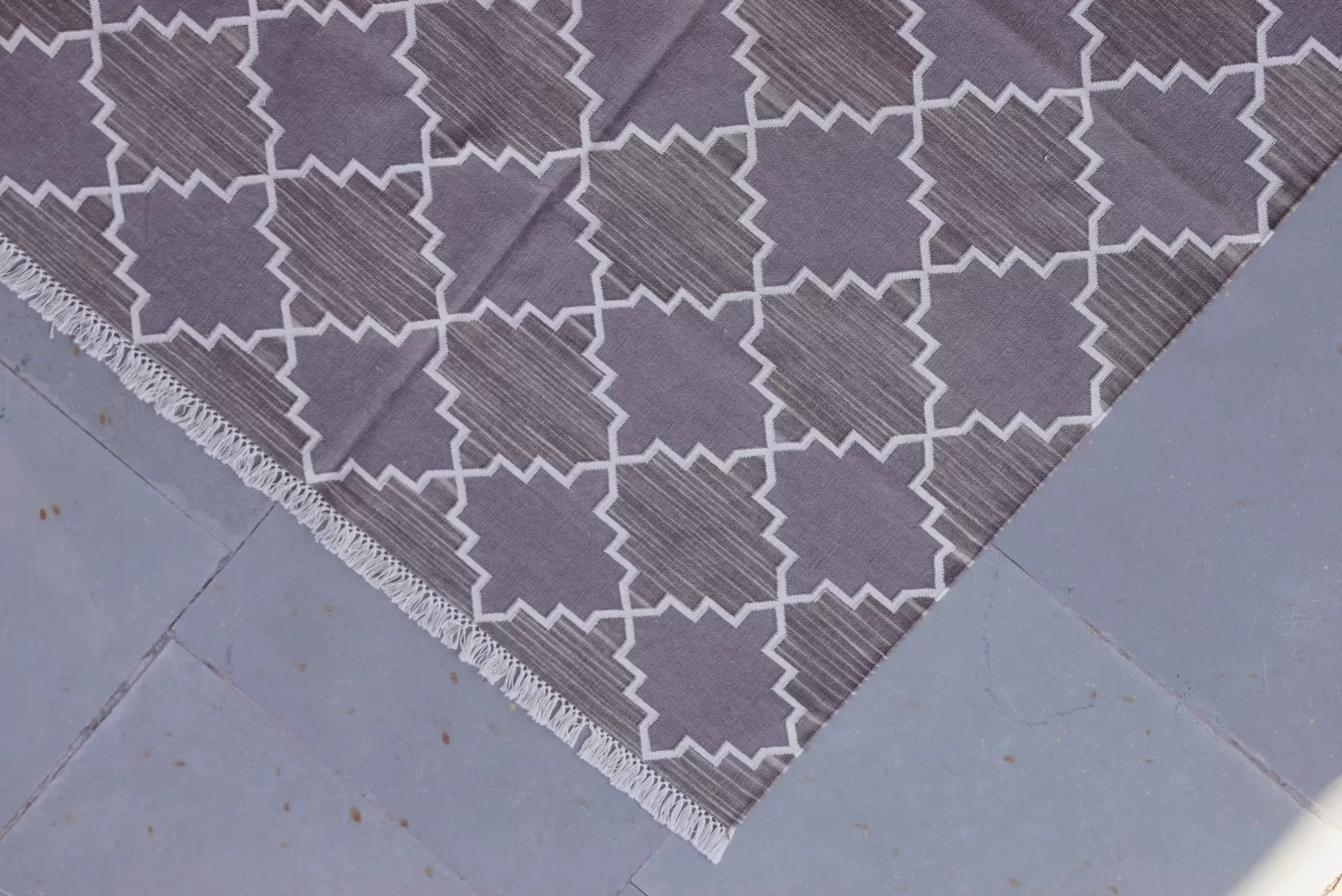 Handwoven Geometric Quatrefoil Grey Rugs 4x6 ft | Rugmoda - Texture Detail grey cotton dhurrie rug flatweave texture