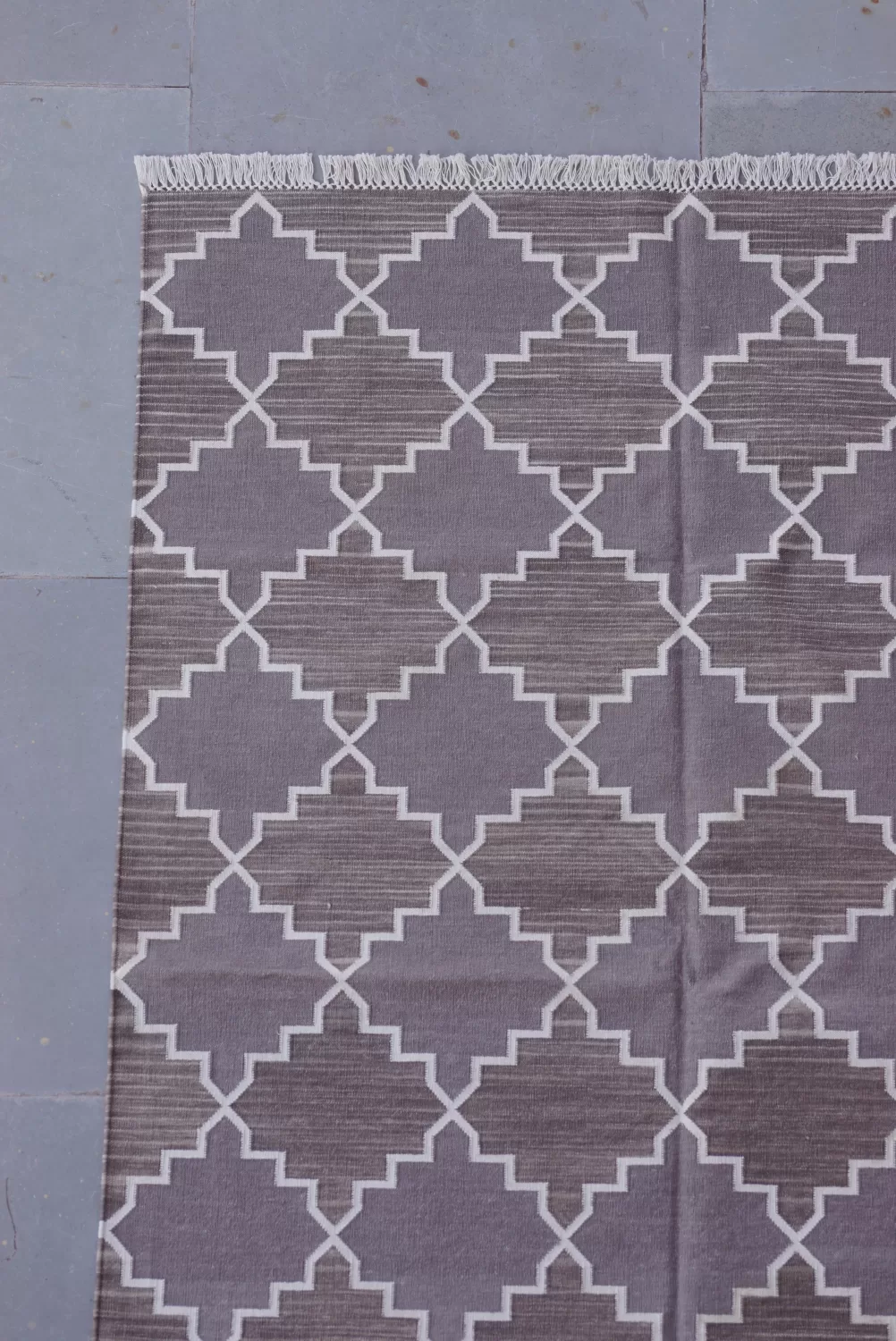 Handwoven Geometric Quatrefoil Grey Rugs 4x6 ft | Rugmoda - Reverse Side reversible grey cotton rug handmade Jodhpur