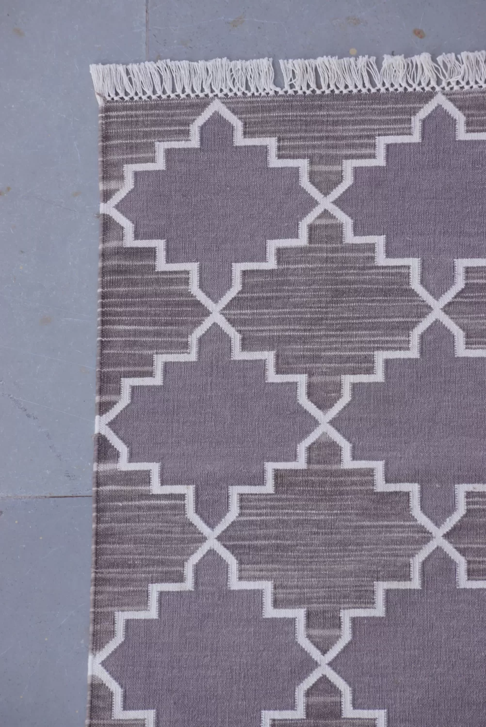 Handwoven Geometric Quatrefoil Grey Rugs 4x6 ft | Rugmoda - Lifestyle grey rugs grey boho living room decor