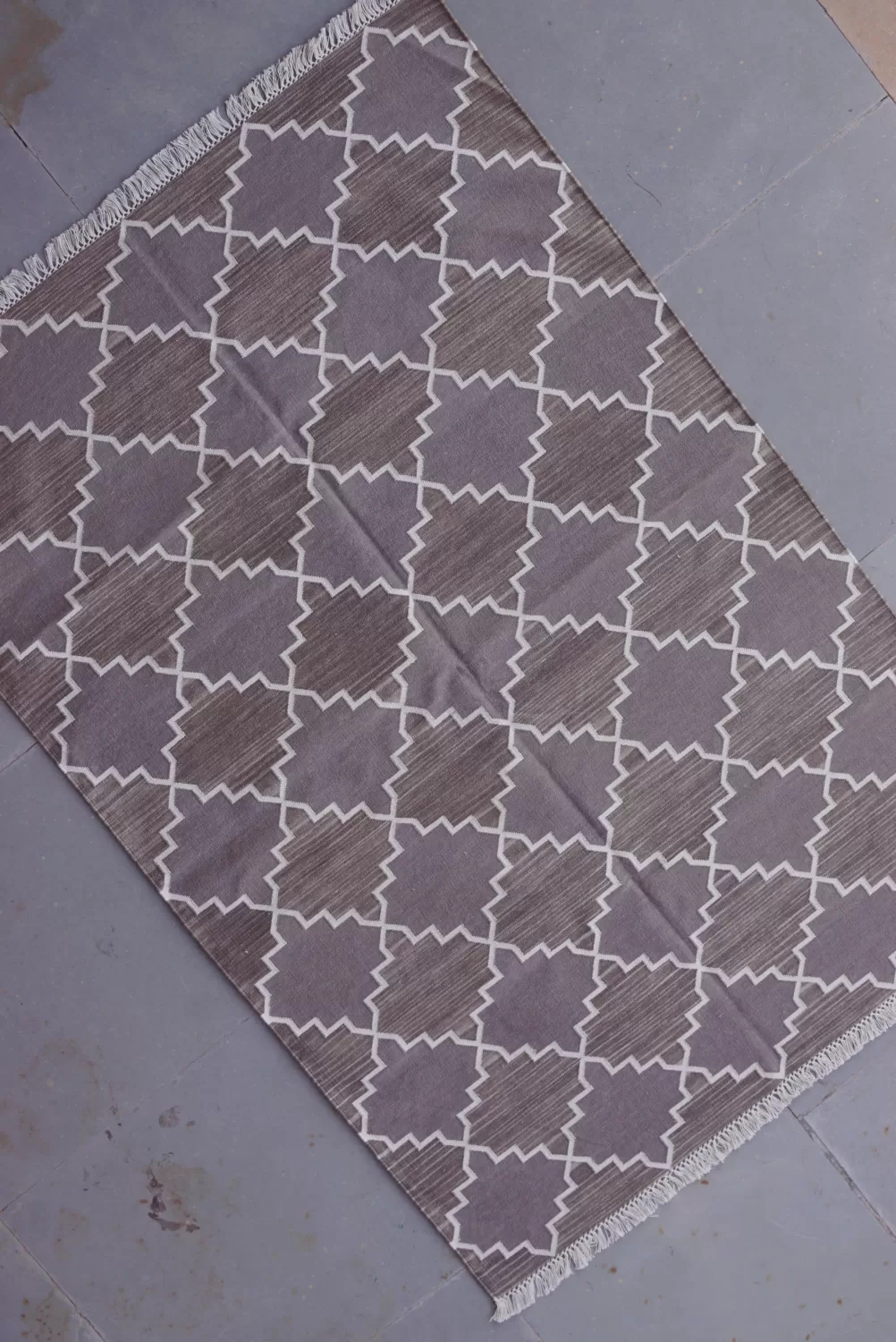 Handwoven Geometric Quatrefoil Grey Rugs 4x6 ft | Rugmoda - Size Reference cotton dhurrie custom sizes made to order Rugmoda