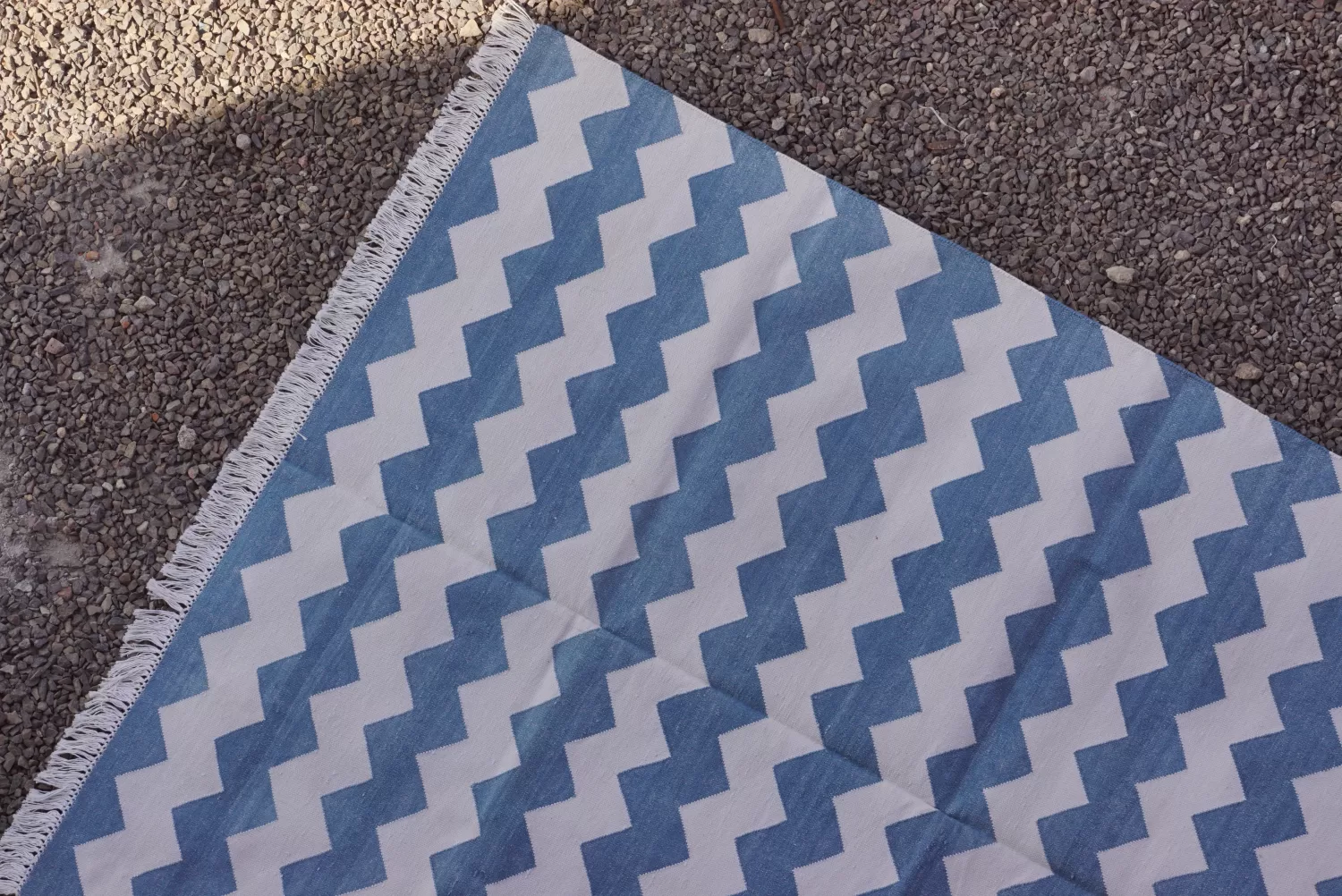 Blue & White Zigzag Chevron Cotton Area Rug 4x6 ft | Rugmoda - Texture Detail light blue cotton dhurrie rug flatweave texture