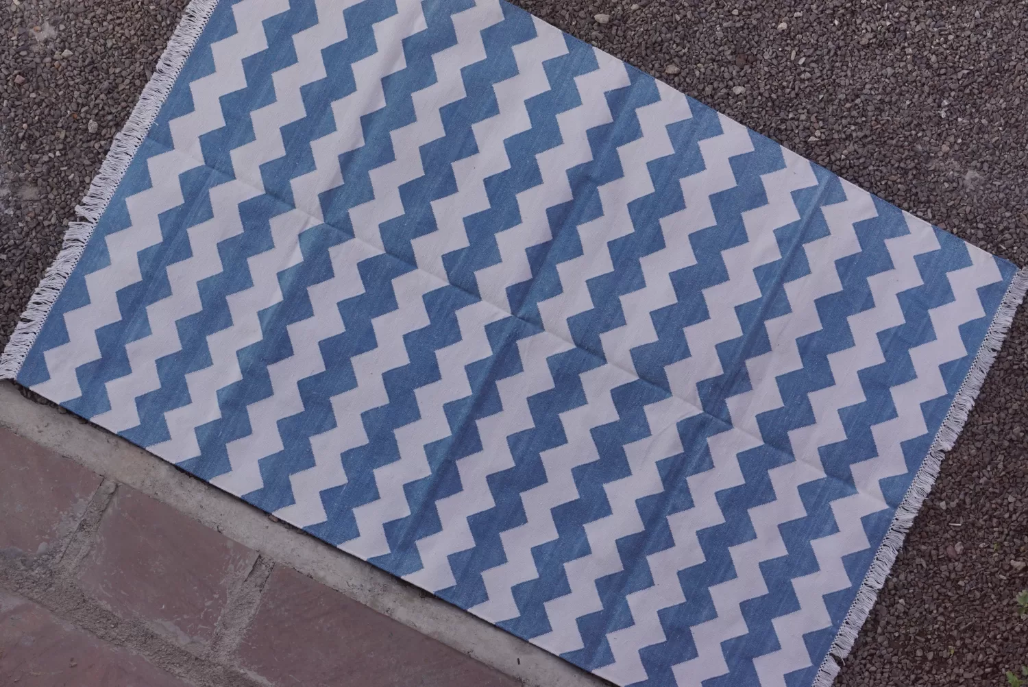 Blue & White Zigzag Chevron Cotton Area Rug 4x6 ft | Rugmoda - Lifestyle cotton area rugs light blue boho living room decor