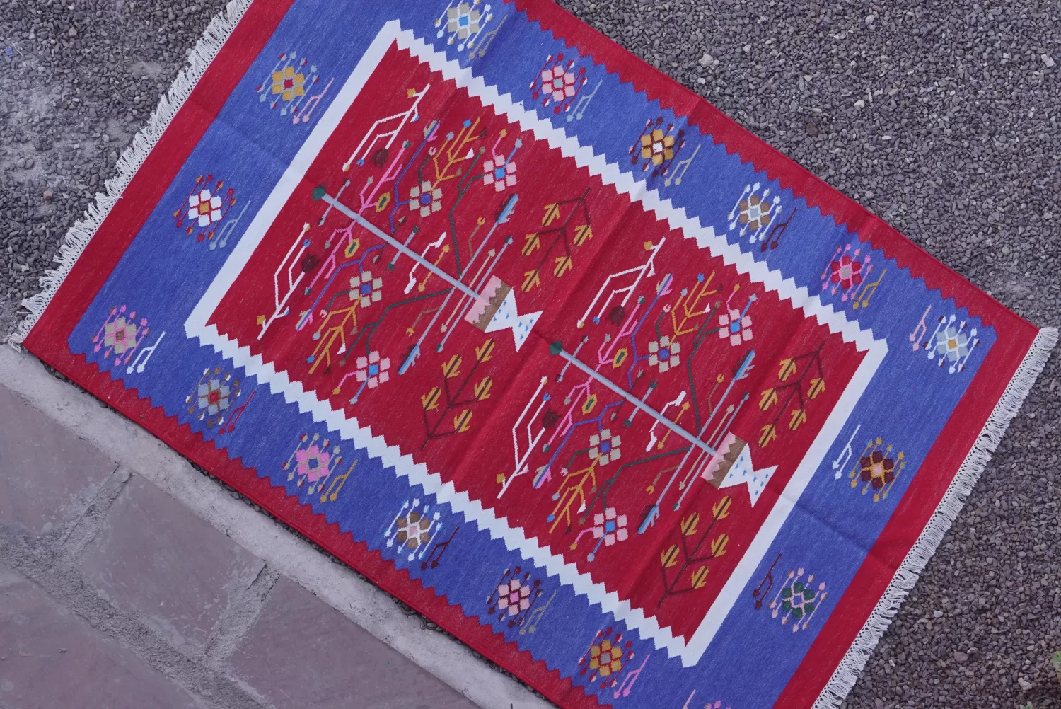 Colorful Tribal Folkloric Cotton Area Rug, Red Blue 4x6 ft | Rugmoda - Lifestyle colorful area rugs red boho living room decor