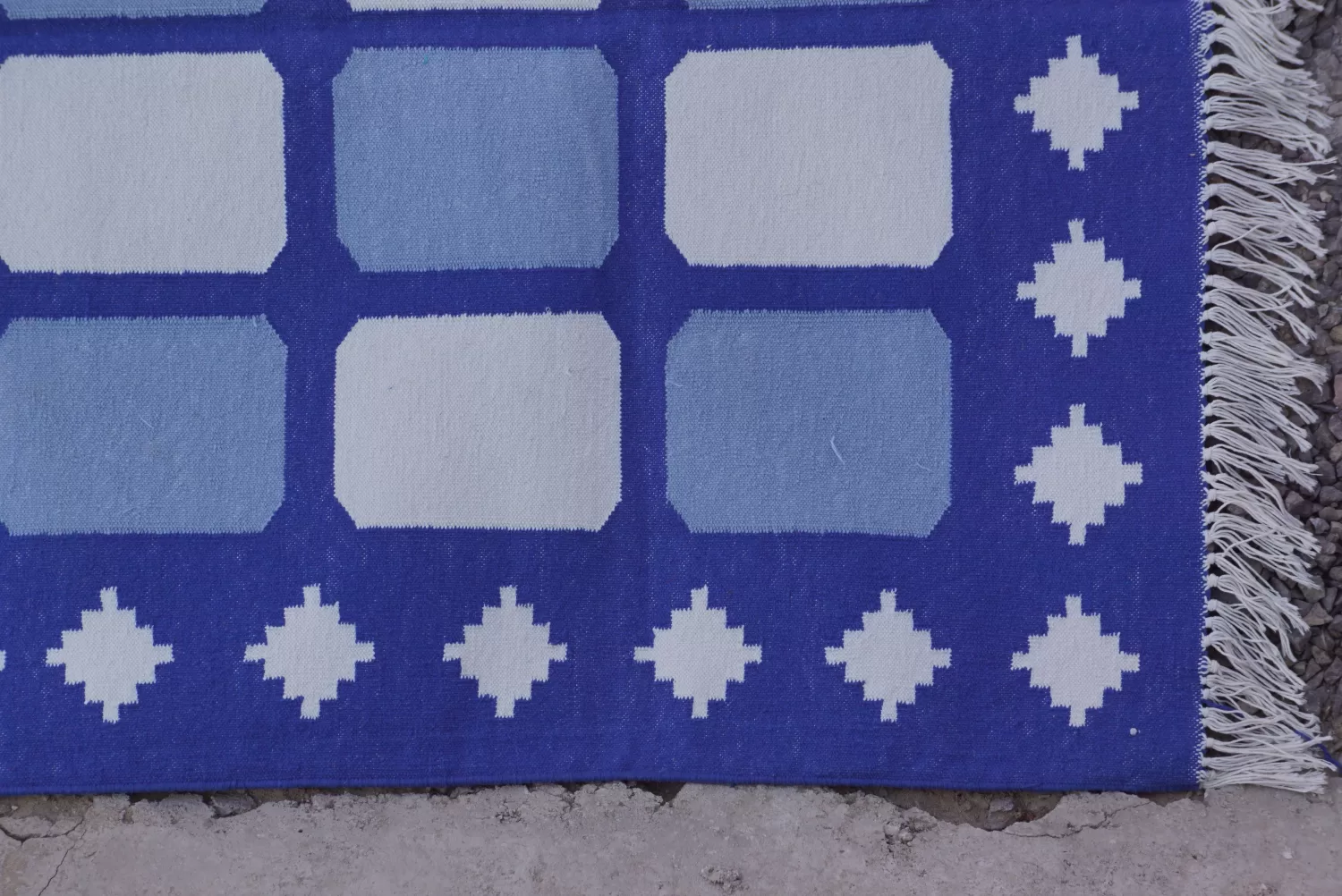 Geometric Block Washable Cotton Area Rug, Royal Blue & White, 3x5 ft | Rugmoda - Texture Detail royal blue cotton dhurrie rug flatweave texture