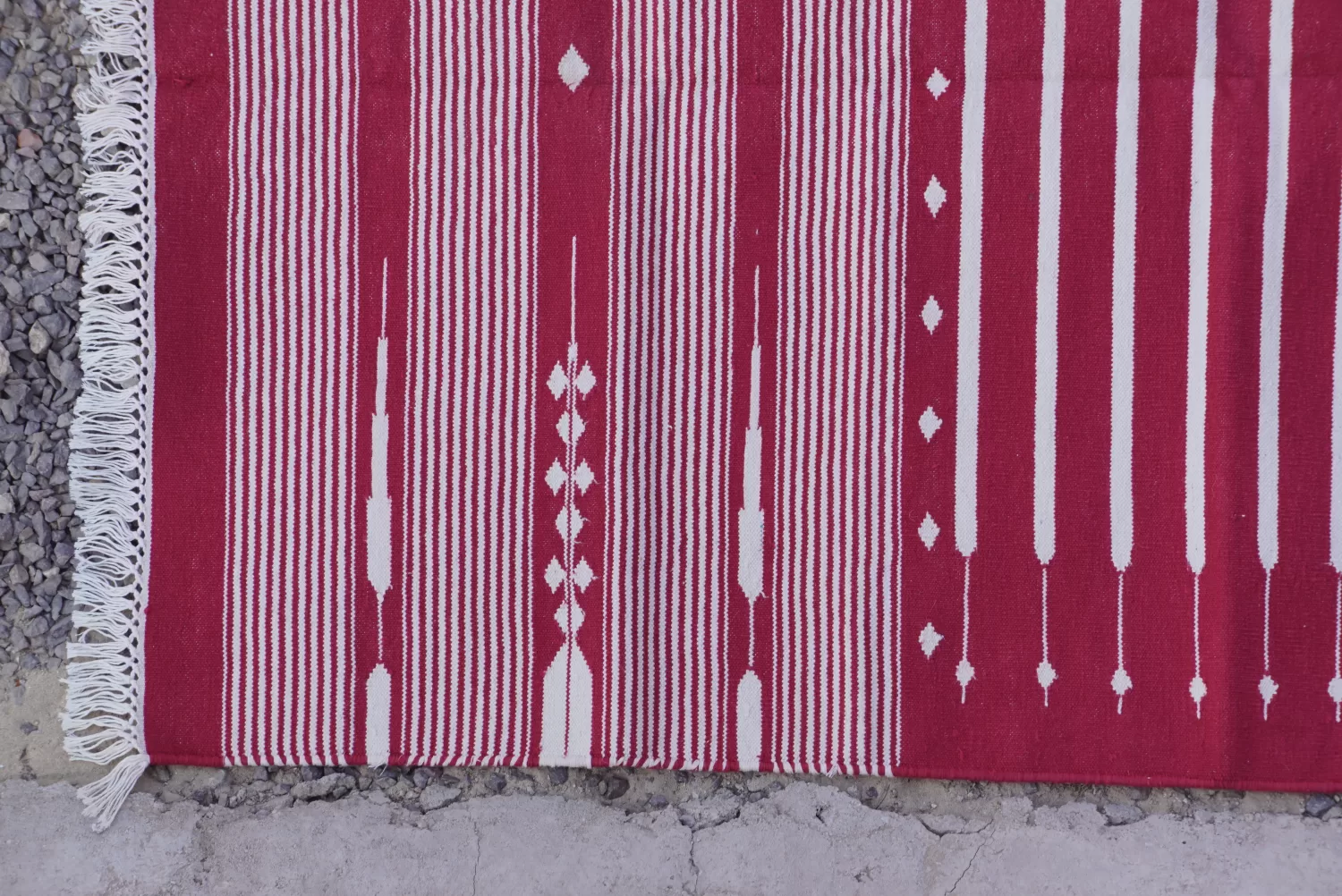 Washable Geometric Striped Red Area Rug, 3x5 ft | Rugmoda - Texture Detail crimson red cotton dhurrie rug flatweave texture