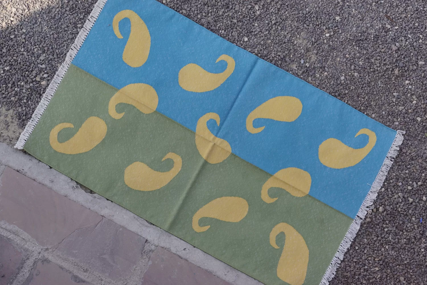 Split Color Paisley Flatweave Cotton Area Rug, Blue Green Yellow 3x5 ft | Rugmoda - Lifestyle paisley area rugs blue boho living room decor