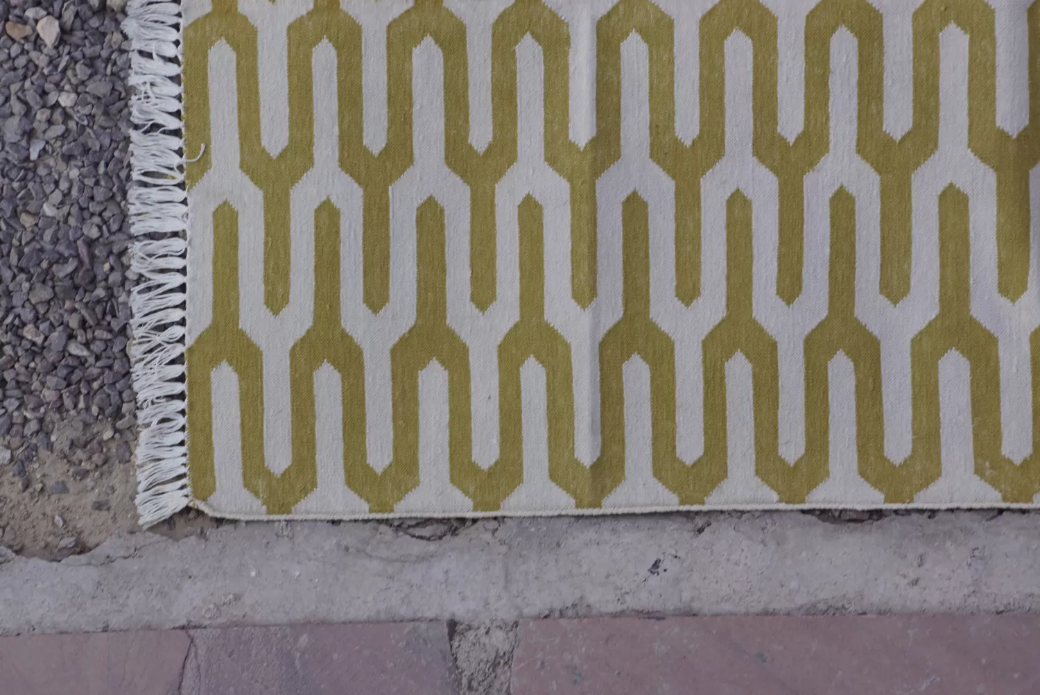 Geometric Interlocking Cotton Area Rug, Olive Green & Cream, 3x5 ft | Rugmoda - Texture Detail olive green cotton dhurrie rug flatweave texture