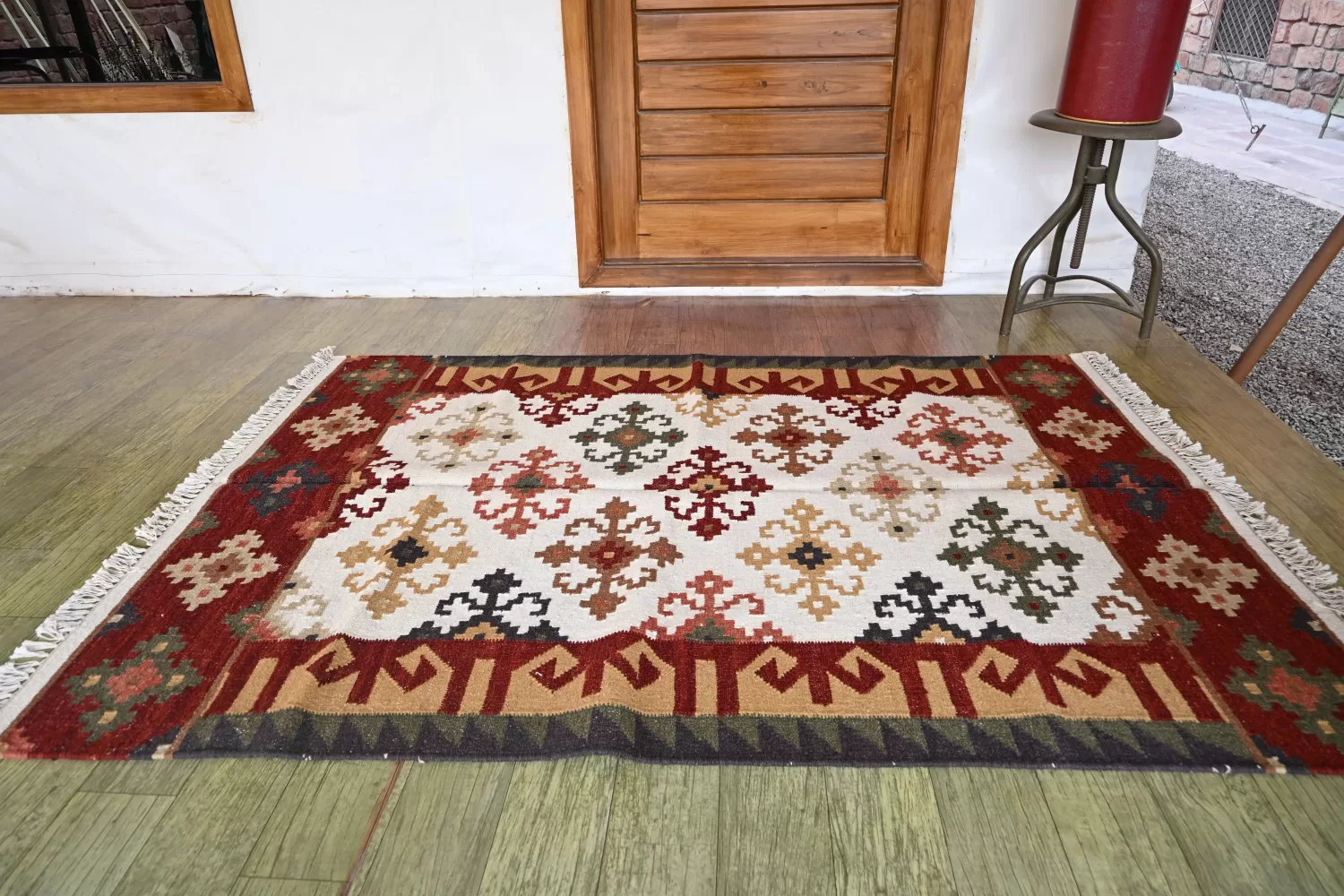 Washable Floral Medallion Dhurrie, Ivory Red 4x6 ft | Rugmoda - Texture Detail ivory wool dhurrie rug flatweave texture