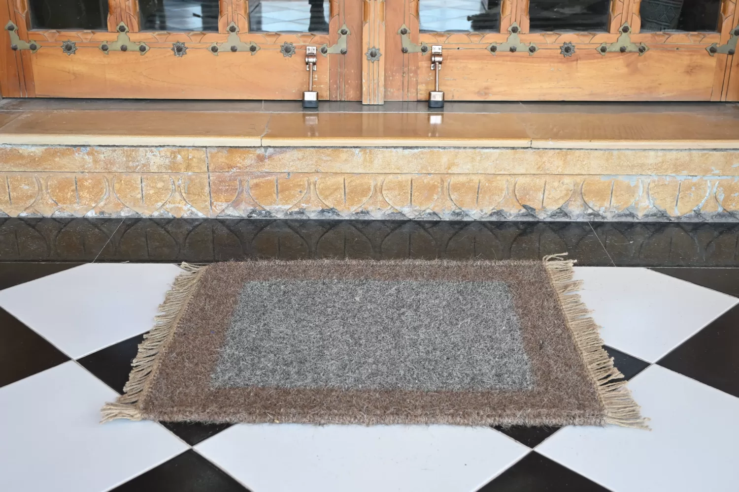 washable area rugs mottled grey-brown Rugmoda